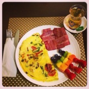 My homemade spinach/grape tomato omelet w/turkey bacaon, fresh homemade fruit kebabs and Chai green tea.